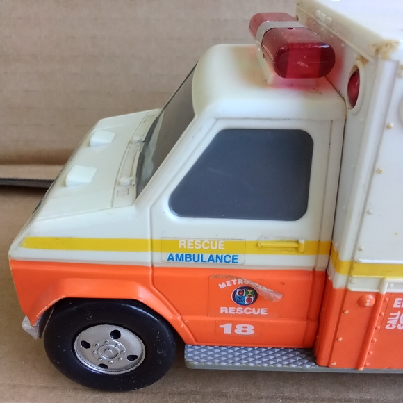 Vintage 1992 Toy Metro City Ambulance Rescue 18 Lights & Sounds FX - Picture 8 of 15